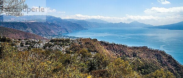 Atitlán-See umrahmt von Vulkanen  Atitlán-See  Guatemala  Mittelamerika