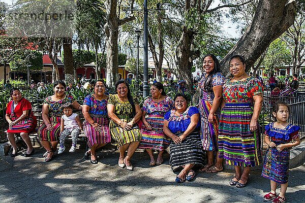 Familienausflug zum Parque Central  Antigua  Antigua  Guatemala  Mittelamerika