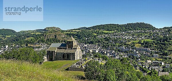 Albepierre Bredons  romanische Kirche Saint-Pierre de Bredons über der Stadt Murat  Departement Cantal  Auvergne-Rhone-Alpes  Frankreich  Europa