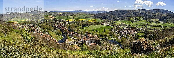 Mäander des Flusses Allier  Dorf Lavoute-Chilhac  Departement Haute-Loire  Auvergne-Rhone-Alpes  Frankreich  Europa