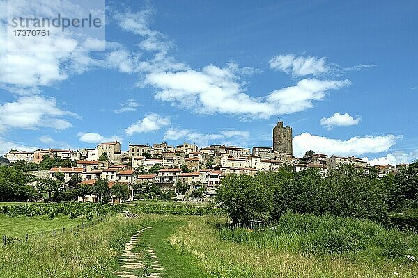 Das Dorf Montpeyroux  ausgezeichnet mit Les Plus Beaux Villages de France  Die schönsten Dörfer Frankreichs  Departement Puy de Dome  Auvergne-Rhone-Alpes  Frankreich  Europa
