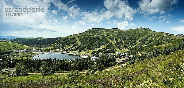 Blick auf den Lac des Hermines und den Wintersportort Super-Besse im regionalen Naturpark Auvergne-Vulkane  Departement Puy de Dome  Auvergne-Rhone-Alpes  Frankreich  Europa