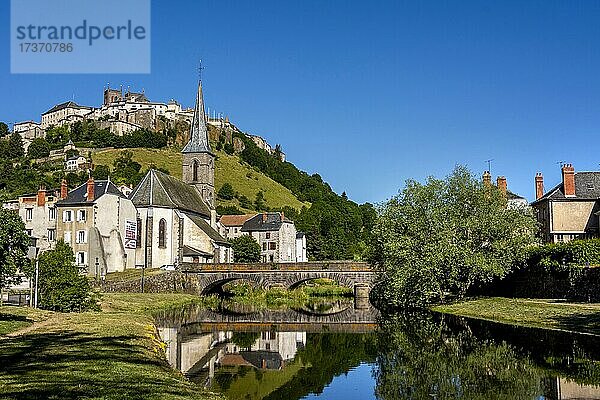 Blick auf die Stadt Saint Flour und den Fluss Ander  Departement Puy de Dome  Auvergne-Rhone-Alpes  Frankreich  Europa