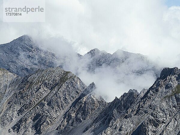Ausblick von der Hafelekarspitze auf Berggipfel im Karwendelgebirge  bei Innsbruck  Tirol  Österreich  Europa