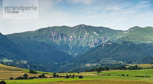 Blick auf das Chaudefour-Tal im Naturpark Auvergne-Vulkane  Departement Puy de Dome  Auvergne-Rhone-Alpes  Frankreich  Europa