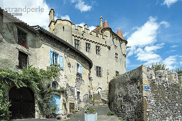 Dorf Saint Amant Tallende  Blick auf das Schloss von Murol in Saint Amant  Departement Puy de Dome  Auvergne-Rhone-Alpes  Frankreich  Europa