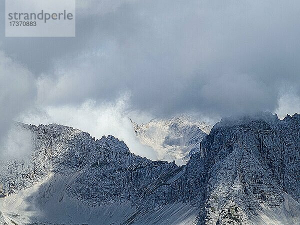 Ausblick von der Hafelekarspitze auf nebelverhangene Berggipfel im Karwendelgebirge  bei Innsbruck  Tirol  Österreich  Europa