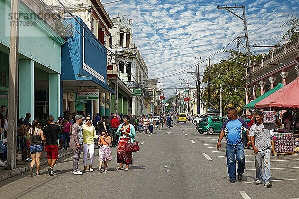 Straßenszene  viele Menschen auf der Straße  Kubaner  Kolonialhäuser  Pinar del Rio  Provinz Pinar del Rio  Karibik  Kuba  Mittelamerika