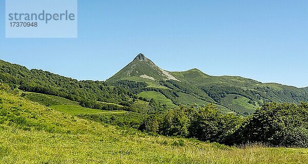 Der Berg Le Puy Griou im regionalen Naturpark der Vulkane der Auvergne  Departement Cantal  Auvergne-Rhone-Alpes  Frankreich  Europa