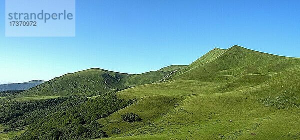 Blick auf die Monts Dore im Naturpark der Vulkane der Auvergne  Departement Puy de Dome  Auvergne-Rhone-Alpes  Frankreich  Europa