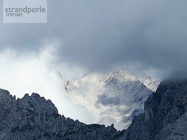 Ausblick von der Hafelekarspitze auf nebelverhangene Berggipfel im Karwendelgebirge  bei Innsbruck  Tirol  Österreich  Europa