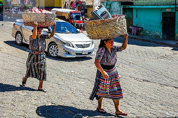Marktfrauen mit Wickelrock und farbig bestickten Bluse  Hochlandmarktzentrum Sololá  Sololá  Guatemala  Mittelamerika