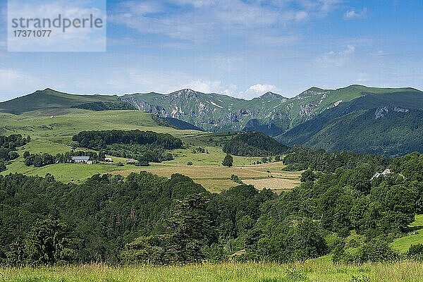 Blick auf das Chaudefour-Tal im Naturpark Auvergne-Vulkane  Departement Puy de Dome  Auvergne-Rhone-Alpes  Frankreich  Europa