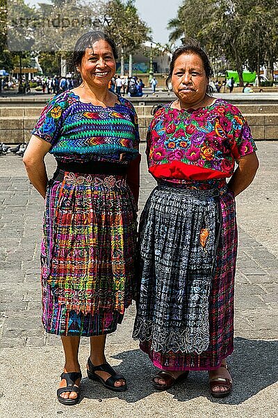 Besucher vor Palacio de Los Capitanes Generales  Plaza de la Constitución  Guatemala City  Guatemala City  Guatemala  Mittelamerika