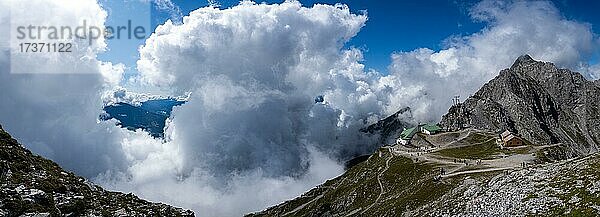 Ausblick von der Hafelekarspitze auf die Bergstation Hafelekar  Tirol  Österreich  Europa