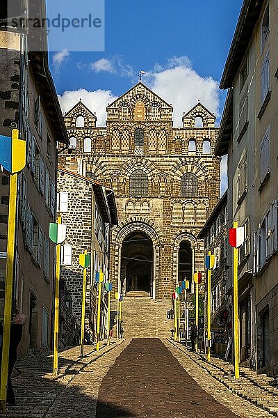 Le Puy en Velay  Kathedrale der Verkündigung  Ausgangspunkt der Via Podiensis  Pilgerweg nach Santiago de Compostela  Departement Haute-Loire  Auvergne-Rhone-Alpes  Frankreich  Europa