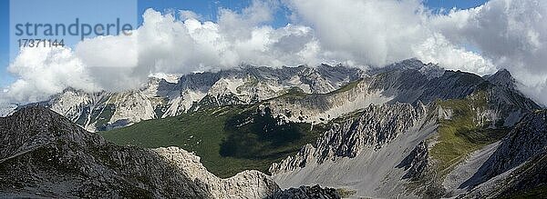 Ausblick von der Hafelekarspitze auf Berggipfel im Karwendelgebirge  bei Innsbruck  Tirol  Österreich  Europa