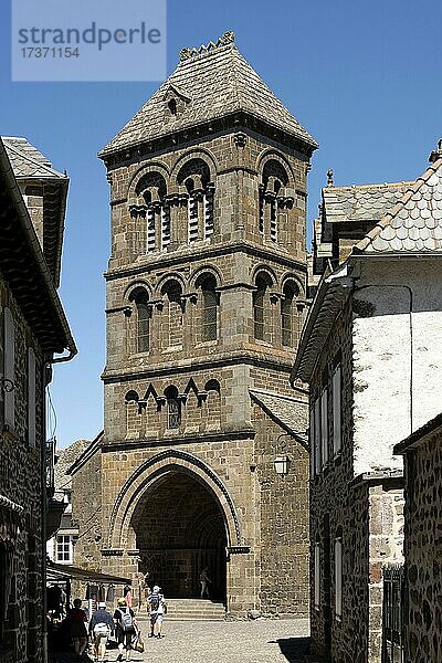 Dorf Salers mit dem Label Les Plus Beaux Villages de France  Kirche Saint Mathieu  Departement Cantal  Auvergne-Rhone-Alpes  Frankreich  Europa