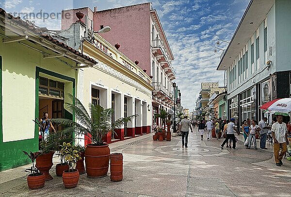 Straßenszene  Geschäftsstraße  viele Menschen  Kubaner  Sancti Spiritus  Zentralkuba  Provinz Sancti Spiritus  Karibik  Kuba  Mittelamerika