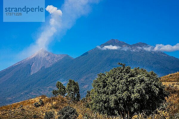 Antigua liegt zwischen den noch aktiven Vulkanen Agua und Fuego  Antigua  Guatemala  Mittelamerika