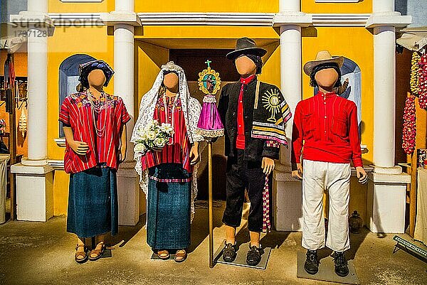 Maya-Hochzeits-Trachten  Museum der Musik der Maya-Voelker  Casa K'ojom in Jocatenago  Jocatenago  Guatemala  Mittelamerika