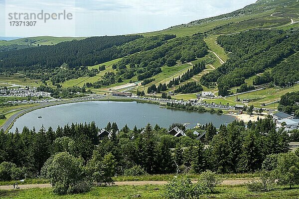 Blick auf den Lac des Hermines und den Wintersportort Super-Besse im regionalen Naturpark Auvergne-Vulkane  Departement Puy de Dome  Auvergne-Rhone-Alpes  Frankreich  Europa