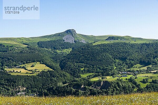 Blick auf die Banne d'Ordanche  Regionaler Naturpark der Vulkane der Auvergne  Departement Puy de Dome  Auvergne Rhone Alpes  Frankreich  Europa