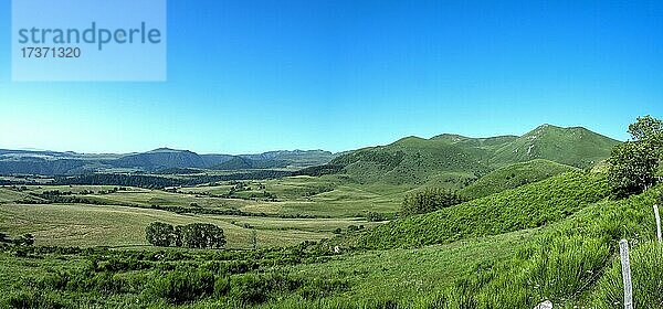 Blick auf die Monts Dore im Naturpark der Vulkane der Auvergne  Departement Puy de Dome  Auvergne-Rhone-Alpes  Frankreich  Europa