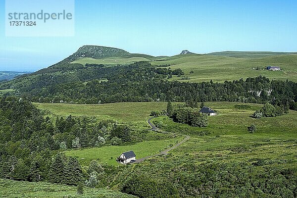 Blick auf die Banne d'Ordanche  Regionaler Naturpark der Vulkane der Auvergne  Departement Puy de Dome  Auvergne Rhone Alpes  Frankreich  Europa