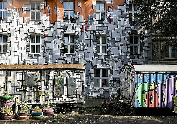 Kiefernstraße  Wohnstraße der links-alternativen Szene mit Streetart an den Hausfassaden  Düsseldorf  Nordrhein-Westfalen  Deutschland  Europa