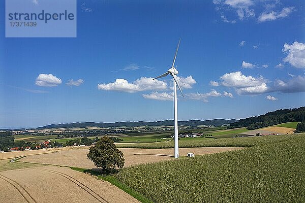 Drohnenaufnahme  Windenergie  Windkraftanlage  Agrarlandschaft mit Windrad bei Pramet im Innviertel  Wolkenhimmel  Oberösterreich  Österreich  Europa