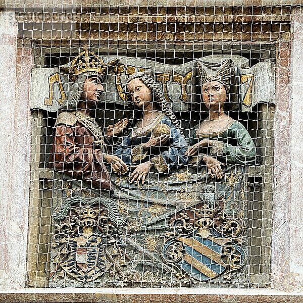 Kaiser Maximilian mit Maria Blanca Sforza und Maria von Burgund  Relief am Prunkerker Goldenes Dachl  Innsbruck  Tirol  Österreich  Europa