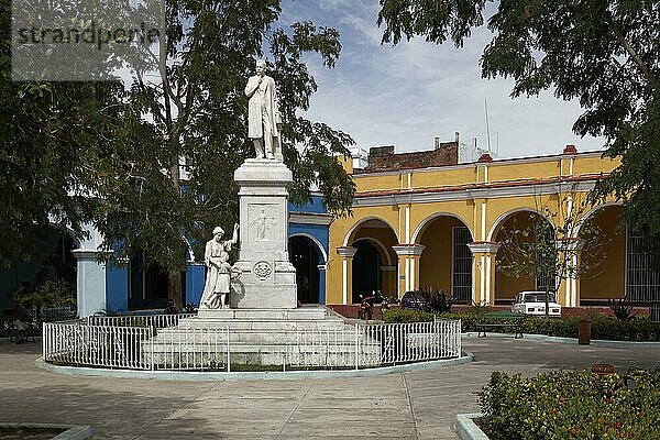 Denkmal  Monument  Statue  Arzt Dr. Rudesindo Antonio Garcia Rijo  Plaza Honorato  Honorato Park  Sancti Spiritus  Zentralkuba  Provinz Sancti Spiritus  Karibik  Kuba  Mittelamerika