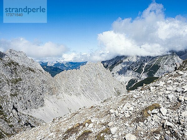 Ausblick von der Hafelekarspitze auf Berggipfel im Karwendelgebirge  bei Innsbruck  Tirol  Österreich  Europa