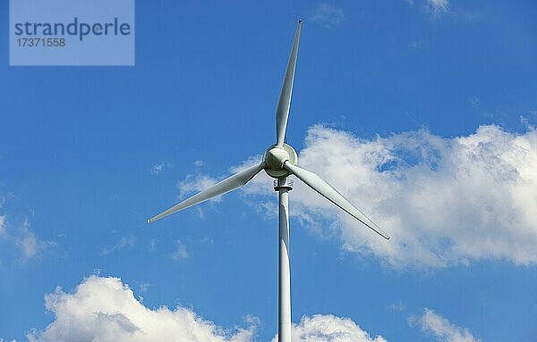 Drohnenaufnahme  Windenergie  Windkraftanlage mit Wolkenhimmel  Innviertel  Oberösterreich  Österreich  Europa