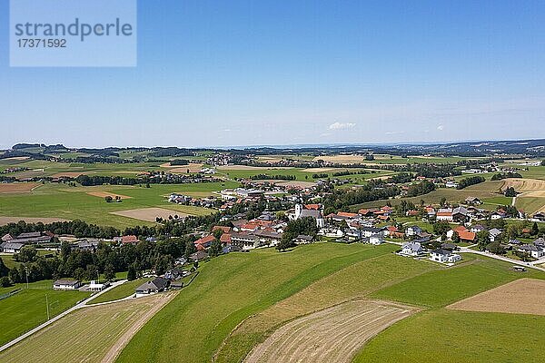 Drohnenaufnahme  Agrarlandschaft  Landwirtschaftliche Felder mit Bauernhöfe bei Waldzell im Innviertel  Oberösterreich  Österreich  Europa