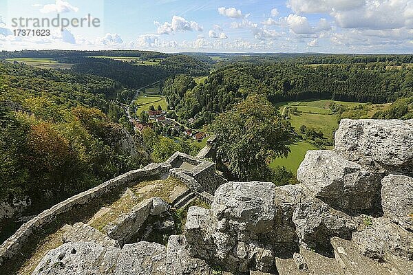 Burgruine Hohengundelfingen  Ausblick über das Große Lautertal und die Schwäbische Alb  Gundelfingen-Münsingen  Baden-Württemberg  Deutschland  Europa