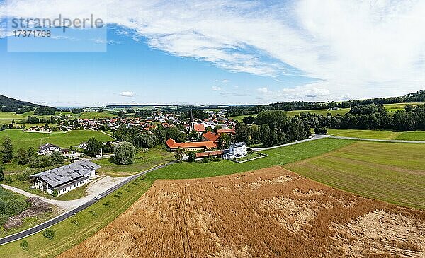 Drohnenaufnahme  Agrarlandschaft um die Ortschaft Oberhofen am Irrsee  Hausruckviertel  Oberösterreich  Österreich  Europa