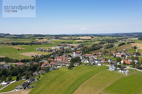 Drohnenaufnahme  Agrarlandschaft  Landwirtschaftliche Felder mit Bauernhöfe bei Waldzell im Innviertel  Oberösterreich  Österreich  Europa