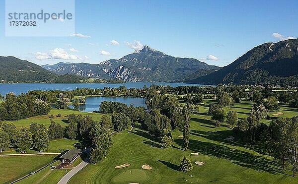 Drohnenaufnahme  Golfclub am Mondsee  Mondsee mit Schafberg  Mondseeland  Salzkammergut  Oberösterreich  Österreich  Europa