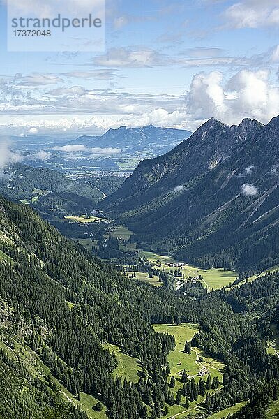 Blick ins Stillachtal  Talblick mit Bergpanorama  Abstieg von der Rappenseehütte  Allgäuer Alpen  Allgäu  Bayern