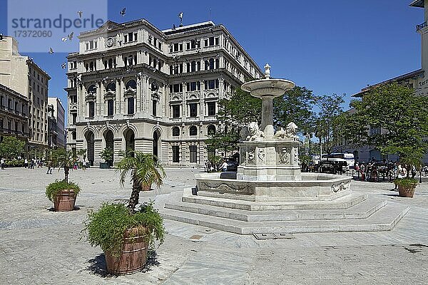 Lonja del Comercio Gebäude  Renaissance und Eklektizismus  ehemals Börse  Brunnen Plaza de San Francisco de Asis  Altstadt  Hauptstadt Havanna  Provinz Havanna  Große Antillen  Karibik  Kuba  Mittelamerika