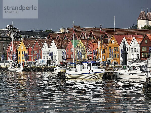 Hanseatisches Viertel Bryggen  Tyskebryggen  Naturhafen Vågen  Bergen  Vestland  Norwegen  Europa