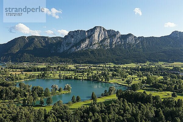 Drohnenaufnahme  Golfclub am Mondsee mit Blick zur Drachenwand  Mondseeland  Salzkammergut  Oberösterreich  Österreich  Europa