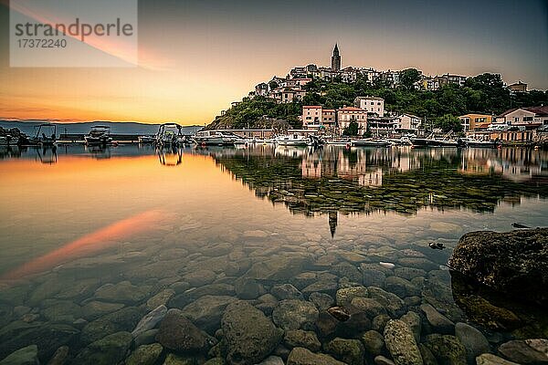 Ein Mediteraner Ort am Meer  Bergdorf am Morgen mit Spiegelung im Wasser  eine Bucht in Vrbnik  Insel  Krk  Kroatien  Europa
