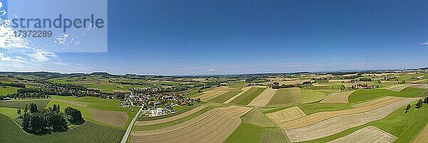 Drohnenaufnahme  Agrarlandschaft  Landwirtschaftliche Felder mit Bauernhöfe bei Waldzell im Innviertel  Oberösterreich  Österreich  Europa