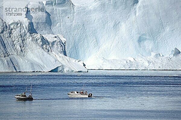 Boot vor riesigem Eisberg  Diskobucht  Sermermuit  Ilulissat  Arktis  Grönland  Dänemark  Nordamerika