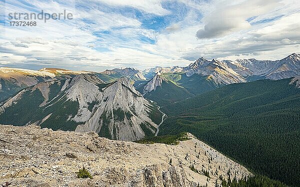 Berglandschaft mit Gipfeln  Gipfel mit orangene Sulphurablagerungen  Panoramablick  Nikassin Range  bei Miette Hotsprings  Sulphur Skyline  Jasper Nationalpark  Alberta  Kanada  Nordamerika