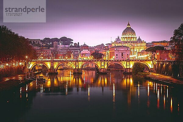 Blick auf den beleuchteten Vatikan über den Fluss Tieber  Rom Italien
