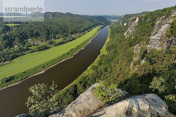 Blick von der Basteiaussicht auf die Elbe  Elbsandsteingebirge  Nationalpark Sächsische Schweiz  Deutschland  Europa